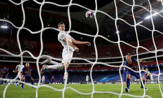 ללונדובסקי נוגח לשער של ברצלונה // צילום: רויטרס